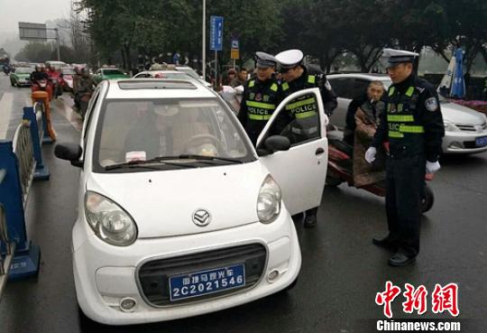 乐山交警严查电动三四轮车违规上路。　刘忠俊 摄