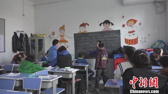 山西一家民办自闭症康复机构因邻居反感，7年搬家4次。图为自闭症孩子正在上音乐课。　张怡 摄