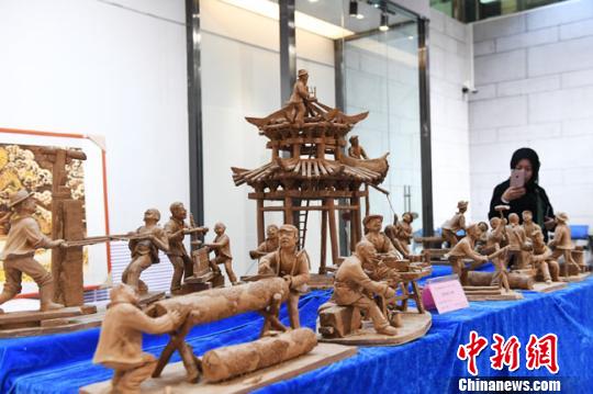 经过连日的比手艺亮绝活，来自甘肃省13个市州“能工巧匠”的130件工艺精品获得第14届甘肃省工艺美术“百花奖”。　杨艳敏 摄
