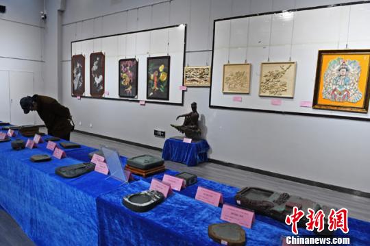 图为获奖工艺品引市民驻足观赏。　杨艳敏 摄
