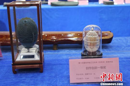 图为蛋雕作品。　徐雪 摄