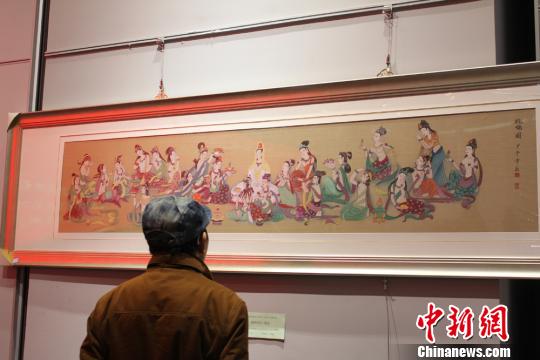 图为仿古绢画《礼佛图》。　徐雪 摄