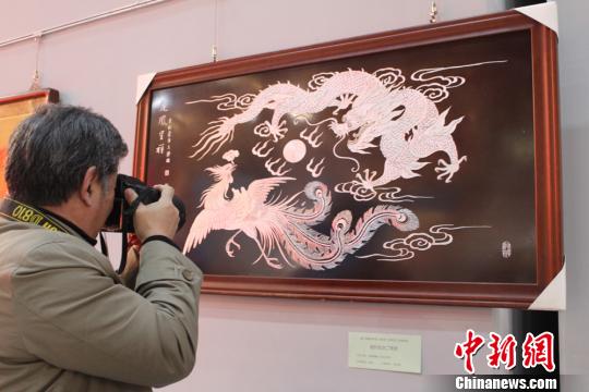 图为金属版《龙凤呈祥》。　徐雪 摄