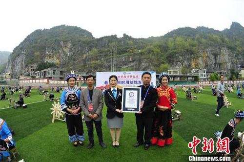 图为现场颁发证书。　李剑宇 摄