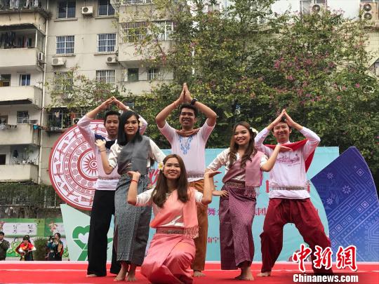 图为广西医科大学的留学生身着各自国家的传统服饰在现场表演。钟建珊 摄