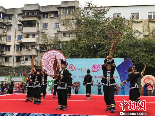 图为小学生们身着壮族服饰表演节目。钟建珊 摄