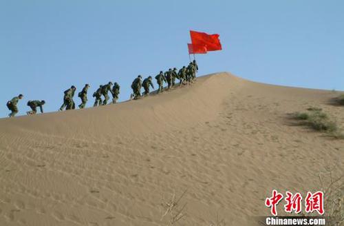 资料图：学生沙漠训练。　钟欣 摄
