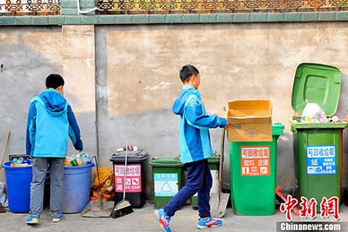 资料图：学生们将垃圾分类放置。李传平 摄