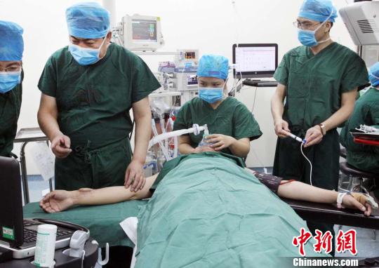 男子因车祸失去右耳医学专家在其手臂“造耳”成功移植