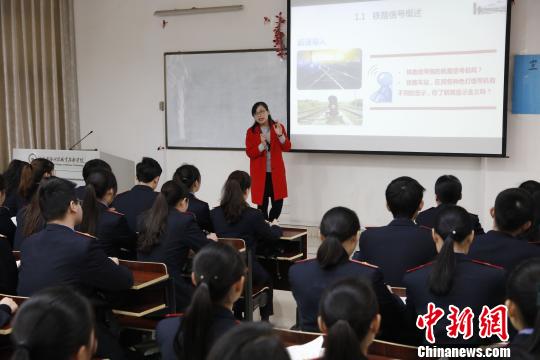 湖南高职院校比照“空姐”招“动姐”（图）