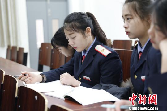 靓丽的准“动姐” 邓志成 摄