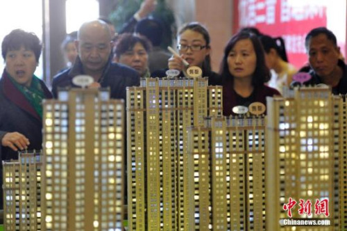 图为山西太原民众选购商品房。 <a target='_blank' href='http://www.chinanews.com/'>中新社</a>记者 韦亮 摄