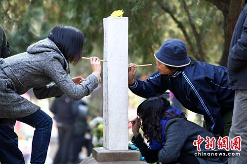图为众多民众来到陵园为亲人祭扫。<a target='_blank' href='http://www.chinanews.com/'>中新社</a>发 富田 摄