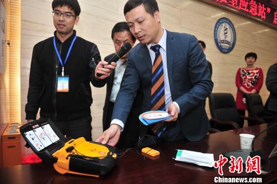 图为工作人员介绍自动体外除颤仪使用方法。　刘冉阳 摄