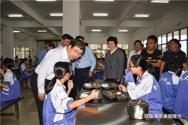 巴特尔参观中央民族大学附属中学陵水分校食堂，并与学生亲切交谈。