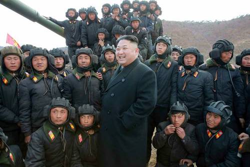 金正恩观摩指导朝鲜人民军坦克比赛(组图)