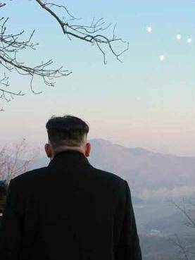 图为金正恩正在观看火箭发射。