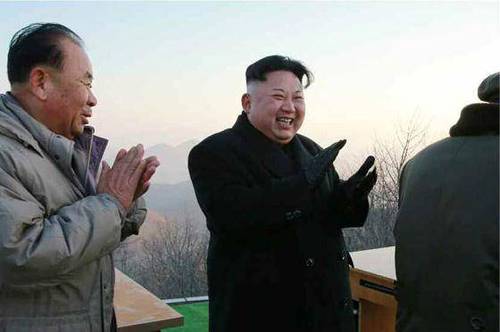 图为金正恩正在观看火箭发射。
