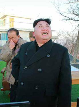 图为金正恩正在观看火箭发射。