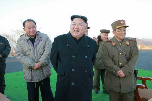 金正恩笑容满面。