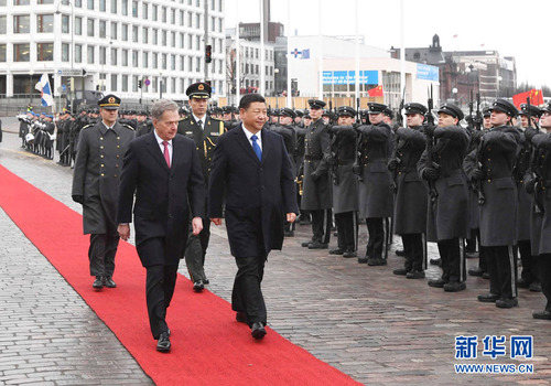 4月5日，国家主席习近平在赫尔辛基同芬兰总统尼尼斯托举行会谈。会谈前，习近平出席尼尼斯托在总统府庭院举行的隆重欢迎仪式。 新华社记者饶爱民 摄