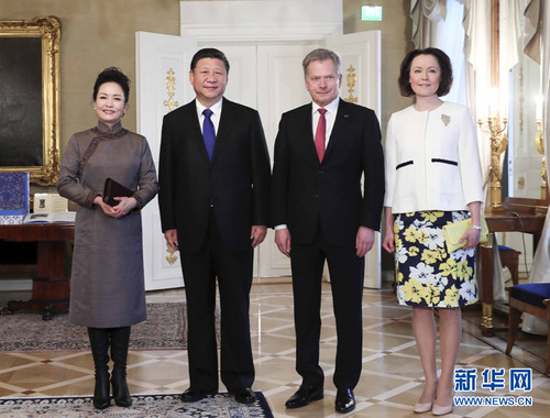 4月5日，国家主席习近平在赫尔辛基同芬兰总统尼尼斯托举行会谈。会谈前，习近平出席尼尼斯托在总统府庭院举行的隆重欢迎仪式。这是欢迎仪式后，习近平和夫人彭丽媛同尼尼斯托和夫人豪吉欧合影留念。新华社记者 兰红光 摄