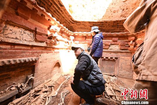 山西发掘出一座金元时期仿木结构彩绘砖雕墓葬。　考古所提供 摄