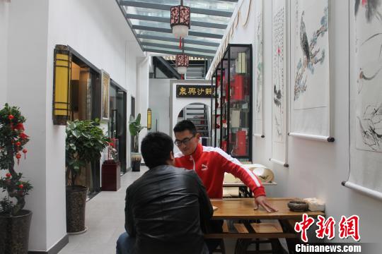“众兴沙龙”提供文化交流及服务。　东强 摄