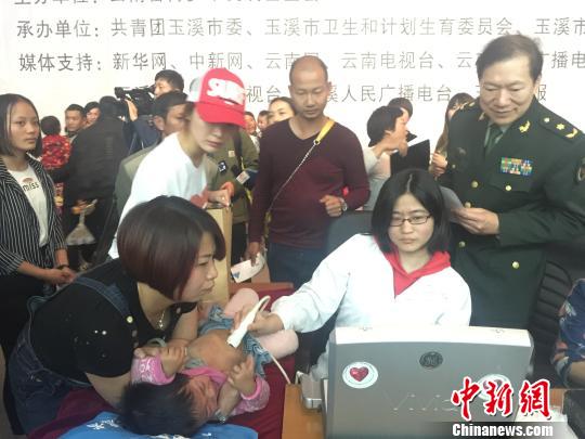 义诊现场。　陈静 摄
