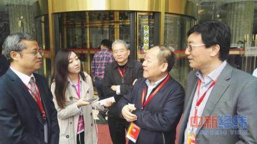 4月8日，国家发展和改革委员会副主任兼国家统计局局长宁吉喆(右二)接受中新经纬客户端记者专访。