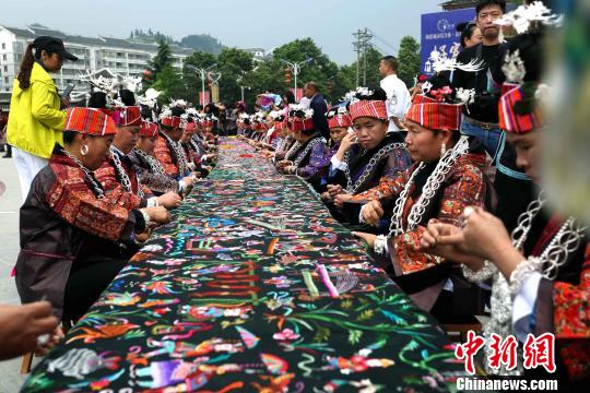 贵州千名绣娘织画卷苗绣文化显魅力（图）