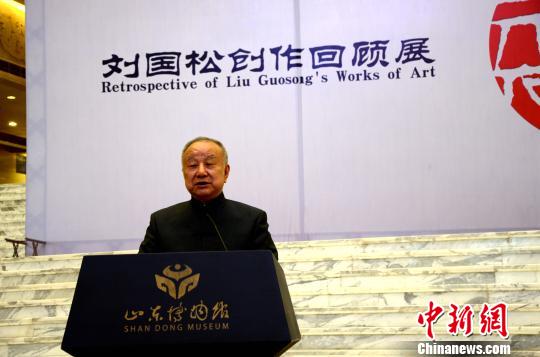 “现代水墨画之父”刘国松先生在山东博物馆讲述半个世纪以来对水墨画的探索历程。　郝学娟 摄