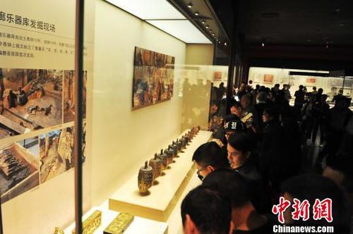 　2016年10月11日，《惊世大发现——南昌汉代海昏侯国出土成果展》在江西省博物馆正式对外长期展出，吸引众多民众前来参观。　刘占昆 摄