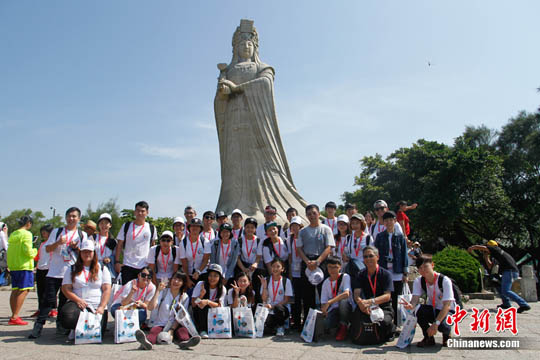 资料图：台湾青年参访湄洲妈祖祖庙时合影。 <a target='_blank' href='http://www.chinanews.com/'>中新社</a>记者 陈小愿 摄