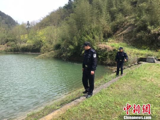 图为：民警正在巡逻。临安公安供图