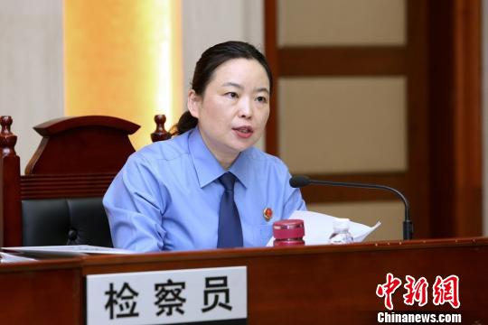 广东省检察院副检察长出庭支持抗诉。　索有为 摄