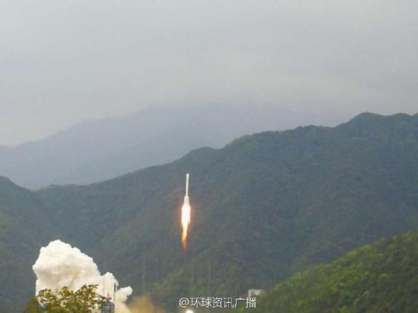 中国发射首颗高通量通信卫星 飞机高铁WiFi就靠它了