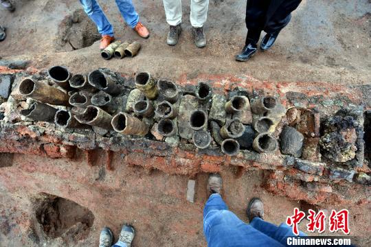 考古专家在桐木岭遗址考察。　通讯员 欧阳常海 摄