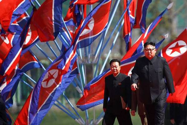金正恩为新建住房项目剪彩 大步流星笑容满面(组图)