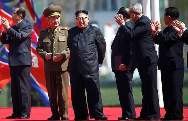 金正恩为新建住房项目剪彩 大步流星笑容满面(组图)