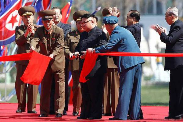 金正恩为新建住房项目剪彩。