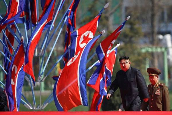 金正恩大步流星走向剪彩台.