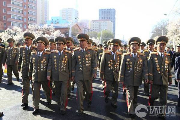 金正恩为新建住房项目剪彩 大步流星笑容满面(组图)