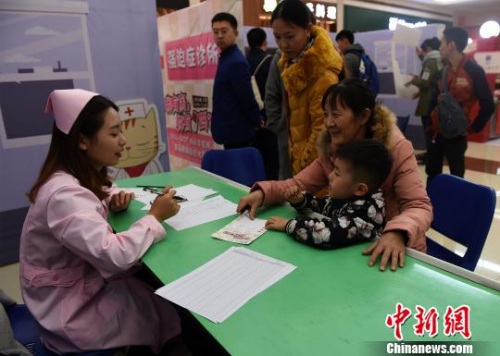 活动现场，市民正在向护士咨询如何治疗失眠症。　周毅 摄