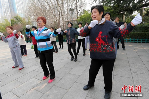 对高龄退休人员、艰苦边远地区企业退休人员，可适当提高调整水平。(资料图)<a target='_blank' href='http://www.chinanews.com/'>中新社</a>发 张驰 摄