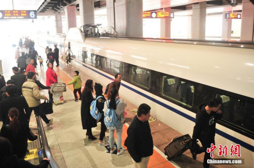 1月3日，站台上准备上车的旅客。当日，沪昆客专、云桂铁路全线开通运营一星期，截至目前，昆明铁路局发送旅客突破10万人。2016年12月28日，沪昆客专、云桂铁路全线开通运营，云南自此正式步入“高铁时代”。<a target='_blank' href='http://www.chinanews.com/'>中新社</a>记者 刘冉阳 摄