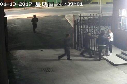 狂殴“嫌疑人”后发现抓错人 警方已向当事人道歉