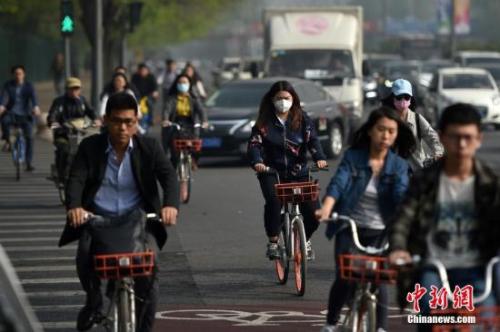 北京迎来沙尘天气市区能见度降低，市民佩戴口罩出行。 <a target='_blank' href='http://www.chinanews.com/' >中新网</a>记者 金硕 摄
