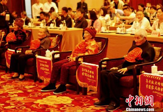 图为8位百岁老人参加“红豆情长杉助人寿”关爱百岁老人大型公益活动。　孙权 摄