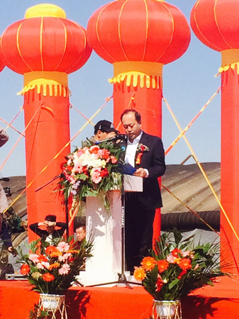 二、吉林省松原市长岭县委书记陈德明在“万顷牡丹---华香长岭”种植启动仪式上致辞。　梓涵　摄影